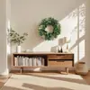 1 Pieza Corona Artificial de Podocarpus y Bayas, Guirnalda Exuberante Verde de Agujas de Pino Falsas, Realista Densa, Sin Mantenimiento, Decoración Interior Exterior para Puerta Principal, Pared, Jardín, Corona para Todas las Estaciones para el Día de la Madre, Día del Trabajo, Navidad