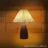 Lámpara de Mesa Estilo Retro con Grano de Madera Lámpara de Mesita de Noche para Dormitorio Lámpara de Atmósfera para Estudio Luz Decorativa Versátil de Alta Gama Luz Nocturna de Lujo Ligero Hierro