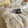 Juego de ropa de cama de cuatro piezas de grado A, seguro para bebés, con estampado floral pequeño, de terciopelo de leche, engrosado para invierno, estilo coreano con borde de encaje, un cálido juego de tres piezas para niñas jóvenes