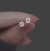 Pendientes cuadrados geométricos mini de plata de ley S925, pendientes de diseño exquisito de nicho de alta gama, pendientes pequeños para el lóbulo de la oreja para mujer