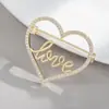 Broche único de perlas con diseño de corazón 2024 nueva moda otoño e invierno corsage accesorios de alfiler delicados para mujer Corea del Sur