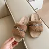Pantuflas peludas de moda con suela gruesa para mujer, perfectas para usar en exteriores en la temporada de otoño de 2026. Son increíblemente elegantes, cómodos y cuentan con un forro afelpado.