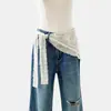 Faixa de cintura triangular floral em renda, off-white, com amarrações, perfeita para usar sobre jeans, criando um look suave e elegante, sobreposição de saia decorativa
