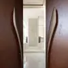 Maçaneta de Porta Principal de Vidro Moldurado Chinesa Liga de Alumínio Hotel de Alto Padrão Loja Quarto Privado Porta Deslizante Abertura Dupla Maçaneta de Porta de Madeira Sólida