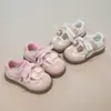 Zapatillas para niñas 2026 primavera y otoño nuevo estilo lazo para niños suela blanda zapatos casuales dulces versátiles para niñas de moda