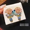 Mariposas Cayendo en Ramas de Primavera~Aretes de Flor de Cristal y Zirconia, Exquisitos Ganchos de Oreja Estilo Corte Francés, Aretes de Lujo Ligero para Mujeres con un Toque de Alta Gama