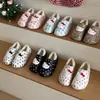 Zapatos de mujer con forro de peluche de Hello Kitty, impermeables, antideslizantes, cálidas pantuflas de algodón para otoño e invierno, zapatos cerrados de algodón con peluche