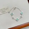 Pulsera de Trébol de Cuatro Hojas Azul de Lujo Ligero de Nicho Exquisita Sensación de Alta Gama Accesorio para Fiesta Nocturna Nueva Moda 2026 Pulsera para Mujer