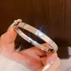 Pulseira de Laço Cravejada com Zircônia e Diamantes Cintilantes, Pulseira Fashion Estilo Europeu e Americano, Joia de Luxo Leve e de Alta Qualidade para Mulheres