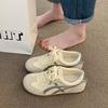 Sapatos Esportivos Casuais Populares de Sola Reta para Mulheres 2025 Primavera e Verão Novos Sapatos de Treino Moral Tênis da Moda Estudante Couro Sapatos Brancos