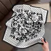 Bufanda cuadrada de seda de moda con estampado de camelia de onda nueva, temperamento versátil, fina y cálida para primavera y verano, venta al por mayor