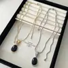 Colar com Pingente Oval de Resina Simples Retrô, Versátil, Luxo Acessível e Corrente de Clavícula de Alta Qualidade, Joias de Moda Elegantes de Nicho