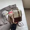 Bolsas de Nicho Estilo Western para Mulheres 2025 Novo Estilo Coreano Cor Contrastante Bolsa a Tiracolo Mochila Mochila de Viagem Retro Fashionável