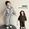 Traje de Invierno Engrosado para Niñas 2025 Nueva Moda Elegante Conjunto de Dos Piezas Cálido con Forro Polar para Bebés Niñas
