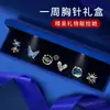 Traje de broche acrílico universo colorido cielo estrellado pin de una palabra dibujos animados hebilla anti-exposición para cuello de mujer