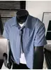 Camisa com Gravata Listrada Destacável Estilo Americano de Manga Curta para Homens, Nova Tendência de Verão Marca Solta Casual Jaqueta Camisa com Lapela