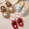 Pantuflas de peluche de Kitty en colores macaron, nuevo estilo de invierno 2026 para mujer, cálidas, antideslizantes, cómodas para usar en interiores