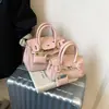 Nova Bolsa de Mão Kelly Fashion para Mulheres, Estilo de Nicho de Luxo, Bolsa de Grande Capacidade, Bolsa de Ombro Transversal de Nicho para o Dia a Dia