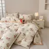 Estilo Coreano Cremoso Osito Polar Cálido Juego de Cuatro Piezas Dibujos Animados Funda Nórdica de Polar de Coral Doble Cara Juego de Tres Piezas Sábana Plana Sábana Ajustable