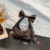 Bolsa feminina de nicho transfronteiriça, estilo japonês de rua, bolsa de viagem fofa para axila, decoração de rebite da moda, bolsa de ombro de grande capacidade
