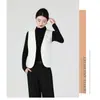 Colete Feminino Curto Acolchoado Ondulado com Gola V 90% Branco Inverno