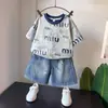 Conjunto de Roupas de Verão para Meninos Tendência Legal Estiloso 2026 Novo Bonito Fashionável Crianças Verão Manga Curta Roupas de Menino Conjunto de Duas Peças