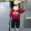 Conjunto de Ropa de Béisbol para Niños Primavera y Otoño 2026 Nuevo de Moda Genial Bebé Celebridad de Internet Elegante Conjunto de Tres Piezas