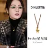 Suéter Dorado con Cadena de Estrella Otoño e Invierno para Mujer Lujo Accesible Gama Alta Elegante Elegante 2025 Nueva Cadena para Clavícula Cadena de Suéter