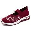 Sapatos de pano femininos estilo Pequim antigo, novos sapatos casuais de verão de corte baixo 2026 para senhoras, sapatos slip-on preguiçosos para mães