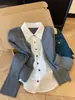 Cardigã de malha cinza falso de duas peças com gola de camisa, top feminino de design estilo coreano para o outono