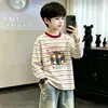 Camiseta infantil listrada de manga longa estilo coreano, novo modelo da primavera de 2026, top interno para meninos, camiseta básica 100% algodão para crianças mais velhas