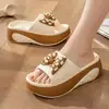 Chinelos de verão EVA femininos com sola grossa para uso externo, confortáveis para caminhar, modelo novo para uso doméstico, antiderrapantes, resistentes a odores, sandálias silenciosas para banheiro