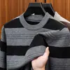 Suéter jacquard de rayas para otoño e invierno transfronterizo, suéter de punto casual grueso de manga larga con cuello redondo para hombre, camiseta interior de punto cálida para hombre