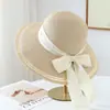 Chapéu de Palha Estilo Japonês Simples Elegante com Tira Tecida de Aba Larga Proteção Solar para Mulheres Verão Casual Versátil Chapéu Balde Proteção Solar Chapéu de Pescador para Férias Viagem