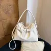 Bolsa grande casual urbana para mulheres, bolsa de ombro de nicho moderna e versátil, bolsa tote de grande capacidade para aula e trajeto, bolsa de axila