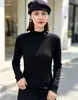 Suéter de malha de duas cores com fio fiado em lã, gola alta franzida, para mulheres, novo top de manga comprida para usar por baixo com bordado de laço