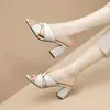 Novidade Verão 2026 Moda Casual de Couro Macio para Mulheres Chinelos para Uso Externo de Verão Chinelos de Salto Alto Slip-On para Mulheres Transfronteiriço
