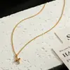 Collar de Cadena Fina Dorada con Cruz Pequeña de Piedra Preciosa para Mujer, Estilo Ins de Lujo Ligero de Nicho, Cadena para Clavícula de Moda Dulce y Fresca con Personalidad