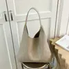 Bolso de mano tejido de lujo ligero de alta gama, nicho, para mujer, nuevo estilo 2026, moderno, popular de verano, para ir al trabajo, bolso de hombro único, tote