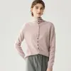 Nova coleção outono e inverno: Cardigã de gola alta 100% cashmere para mulheres, com detalhes de botões, design tricotado com bordas enroladas e uma jaqueta suéter de tricô macia e confortável.