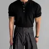 Camisa Polo de Verano Fresca y Transpirable de Gama Alta con Textura Ajustada Camiseta de Punto de Manga Corta Estilo Americano Moderno con Cuello Henley para Hombre