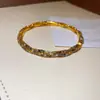 Pulsera wrap de diamantes de colores inspirada en la dopamina, una pieza lujosa y de alta gama, un diseño nuevo y único, una pieza de joyería deslumbrante y llamativa para mujer