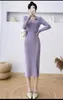 Versão de Comércio Exterior de Vestido de Tricô para Mulheres no Outono, Efeito Emagrecedor na Cintura, Decote V, Comprimento Médio, Cor Sólida, Saia Justa ao Corpo com Mangas Longas e Cintura Alta
