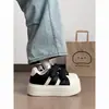 Mocassins com solado grosso e velcro, sapatos femininos de nicho estilo coreano, novo modelo 2026 para férias de verão e outono, tênis versáteis de solado grosso, sapatos brancos