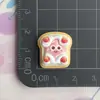 Tostada de Huevo de Fresa Linda Oso Dibujo Animado Pegamento de Crema Resina Accesorios Zueco Dijes Decoración Material Kit