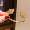 Pulseira Aberta Geométrica com Recortes Quadrados Metálicos Estilo Retrô Moda Simples para o Dia a Dia Nicho Joia de Mão de Alto Padrão para Mulheres