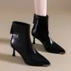 Combinação de temperamento simples com um casaco, botas de tornozelo de bico fino com salto agulha para mulheres, novidade do outono de 2026, botas finas de salto alto, botas de moda versáteis