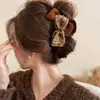 Presilha de cabelo estilo vintage que não danifica os fios, na cor café com toque de luxo, presilha de tubarão de pelúcia, acessório de cabelo fofo e doce para penteados presos.