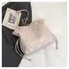 Bolsa grande acolchoada popular de primavera para mulheres 2026 nova bolsa de ombro com corrente em couro wax oil com um toque de luxo para o trabalho bolsa tote