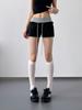 Shorts Casuais de Contraste Preto e Cinza para Mulheres Verão 2025 Novo Roupa Externa Design de Retalhos Calças Sexy Micro-Elásticas Justas